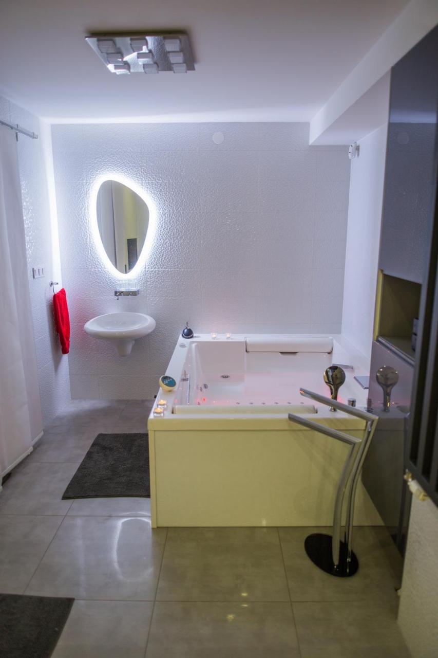 Apartment Plaza ----Wallbox 11Kw 16A ----- Private Spa- Jacuzzi, Infrared Sauna, Luxury Massage Chair, Parking, Entry With Pin 0 - 24H, Free Cancellation 24 Hours Before Check In Slavonski Brod Exteriér fotografie