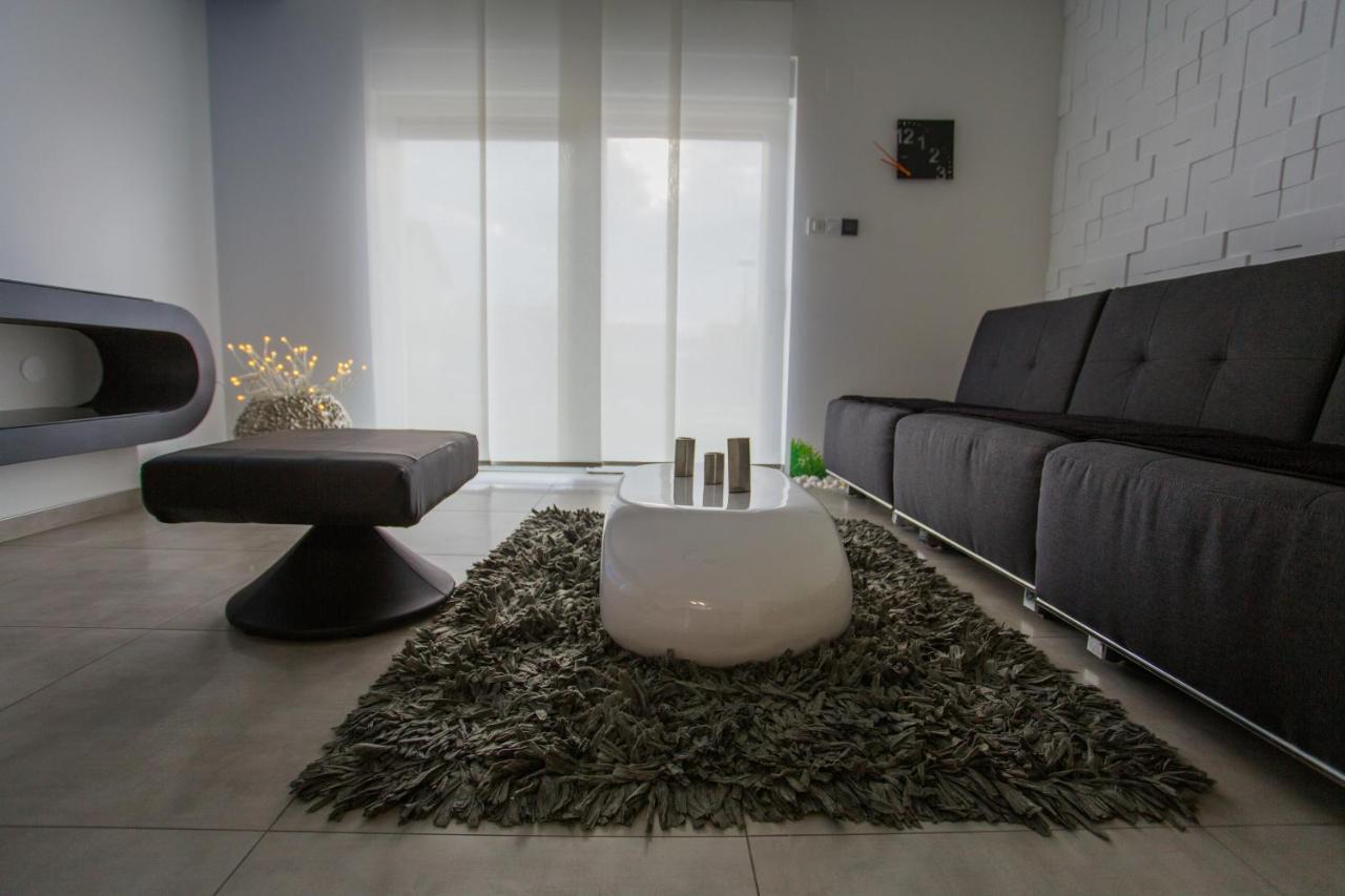 Apartment Plaza ----Wallbox 11Kw 16A ----- Private Spa- Jacuzzi, Infrared Sauna, Luxury Massage Chair, Parking, Entry With Pin 0 - 24H, Free Cancellation 24 Hours Before Check In Slavonski Brod Exteriér fotografie