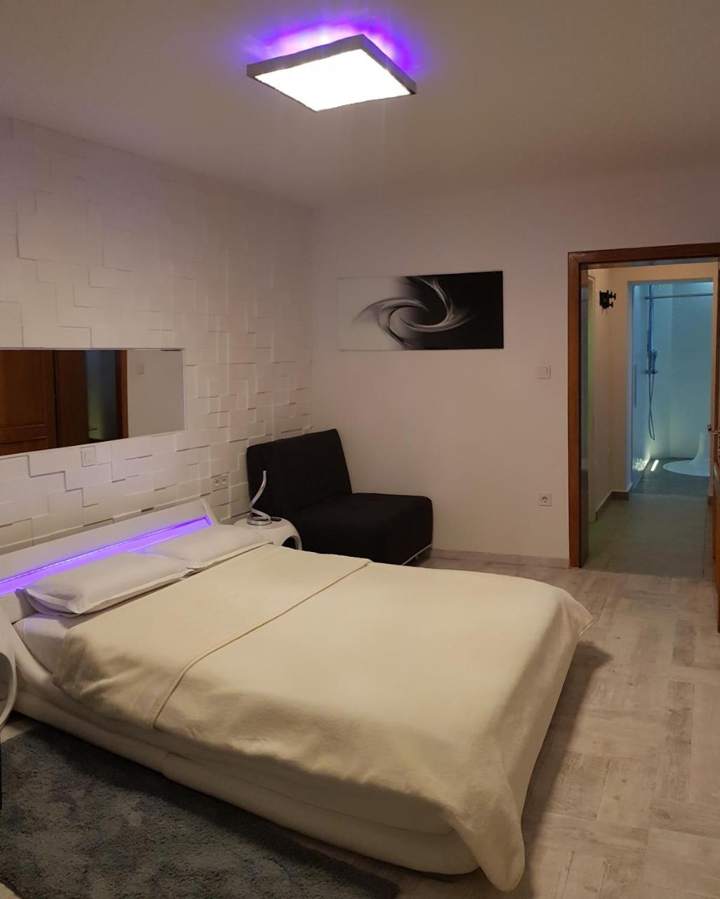 Apartment Plaza ----Wallbox 11Kw 16A ----- Private Spa- Jacuzzi, Infrared Sauna, Luxury Massage Chair, Parking, Entry With Pin 0 - 24H, Free Cancellation 24 Hours Before Check In Slavonski Brod Exteriér fotografie